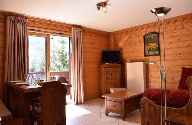 50m from ski slopes, 2nd floor, swimming pool, balcony, tv, ski locker, 44m², Méribel