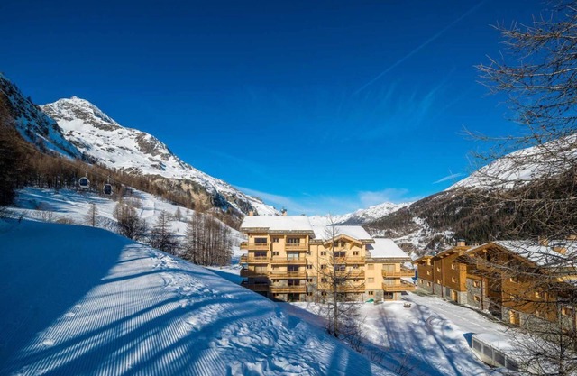 50m from ski slopes, 5th floor, fitness, swimming pool, sauna, hammam, balcony, tv, ski locker, 78m²
