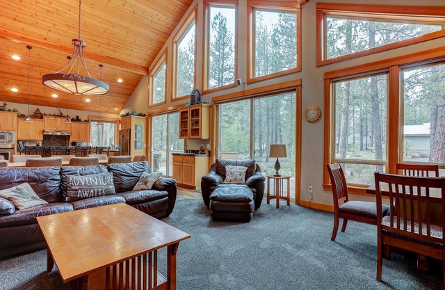 5BR+Bunk,5.5BA,4 King,Near SHARC Pool,Hot tub,WiFi,A/C,Bikes,EV Chrg