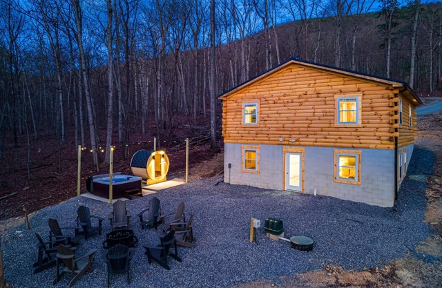 5Br Cabin W/Sauna, Hot Tub, Firepit, River Access and Games