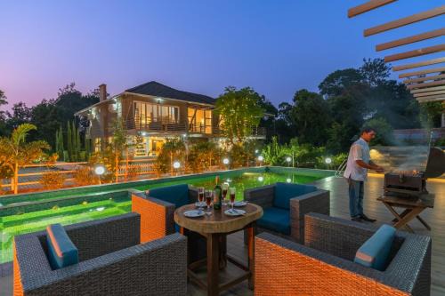 5BR Coffee & Mist Luxury Villa-High Speed Wifi- Comp Breakfast, Pvt Pool, and Coffee Estate Virajpet