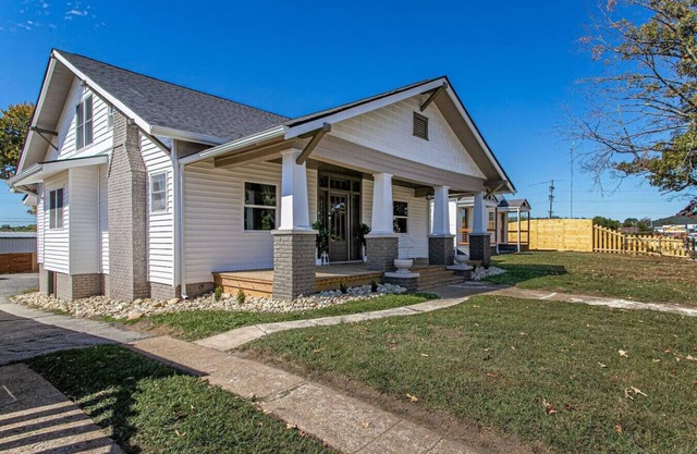 5BR Happy Holler Home >3 min to Downtown + Deck