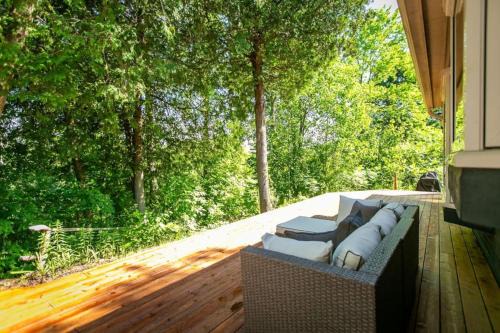 5BR Riverfront Retreat w Firetable BBQ and Deck