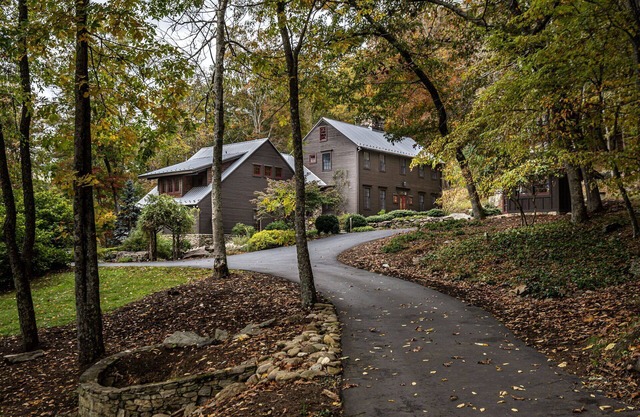 6 Acre Mountainside Property w/Beautiful Views, Hot Tub, Game Room, Creek