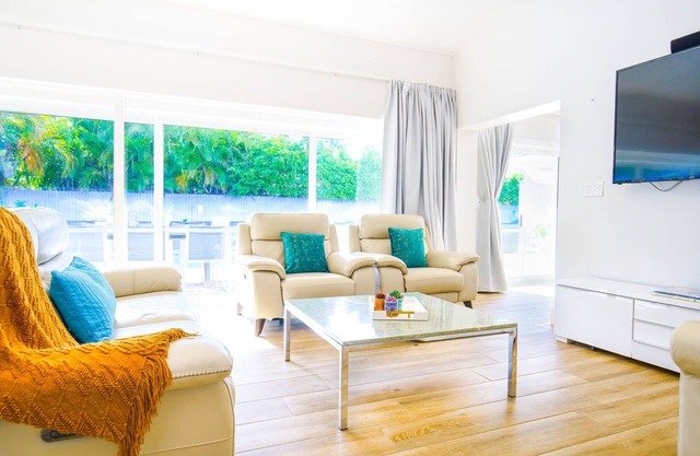 6 BD LUXURY BEACH HOME: Large Pool, Family-Friendly, Pool Table, Ping Pong