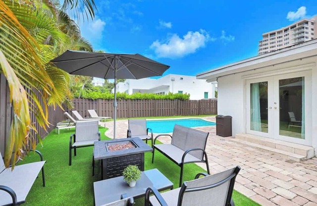 6 BDRM Paradise - Steps to Ocean