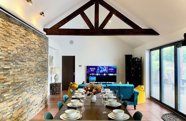 6 Bedroom Bungalow Prime Location Near Ascot Racecourse Ample Parking 75" TV