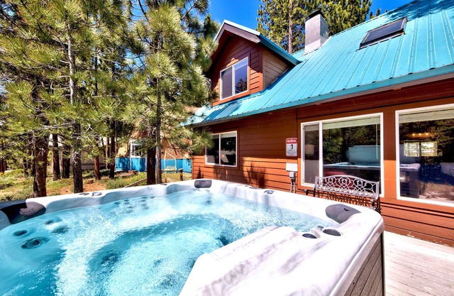 6 Bedroom, Game Room, Hot Tub, Near Lake and Trails, EV Charger, 12 guests+Extra Kids