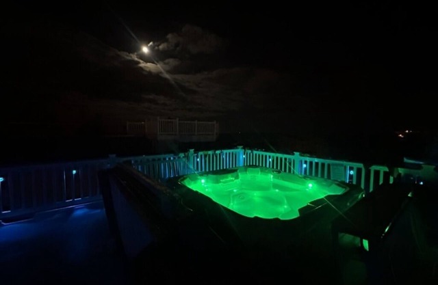 6 Bedroom Home 3rd off Beach with Ocean & Bay View HotTub +