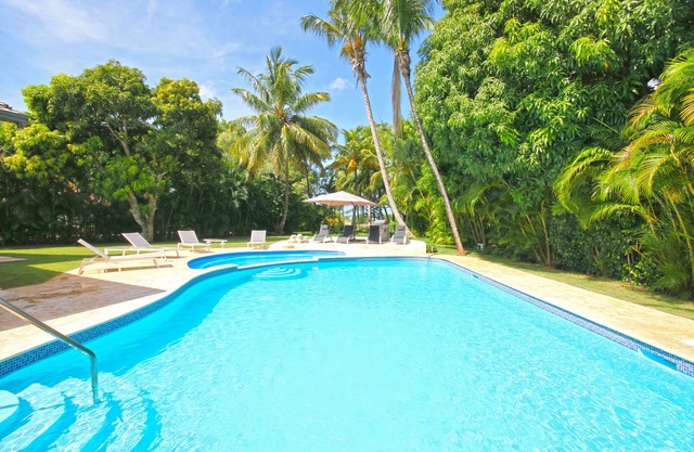 6 bedrooms - Full AC- Full staff- 3 golf carts- Steps to beach