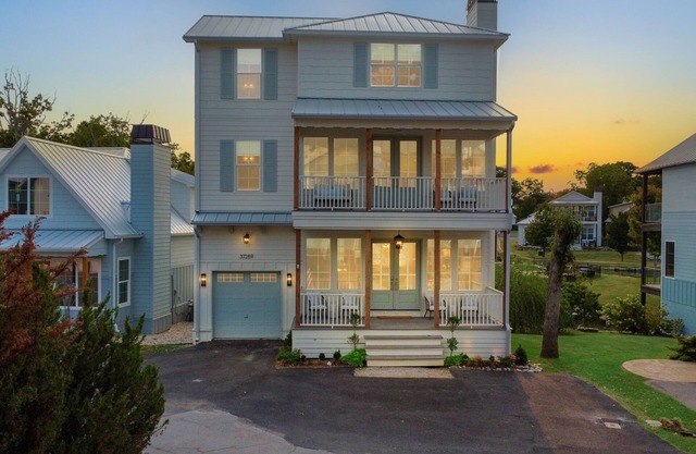 6 Br, 7.5 Ba Luxurious Lake Getaway, Sleeps 22