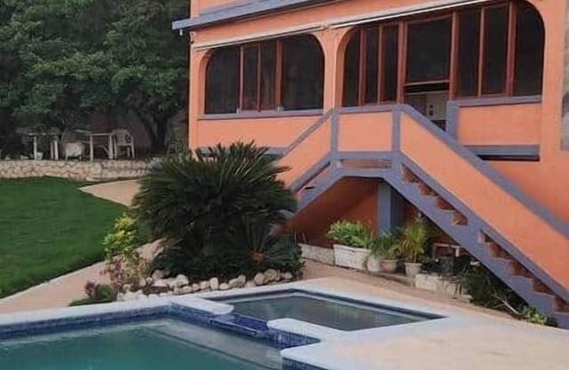 6 Br Peaceful Coastal Getaway with Pool and Beach Access