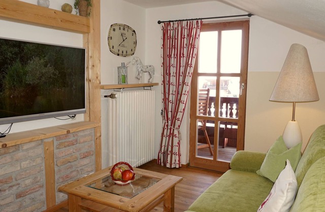 6. Fewo Chiemsee, 43 qm, 2-3 Pers., 1 Schlafzimmer, 1 Wohn-Schlafraum, Ostbalkon 2.OG