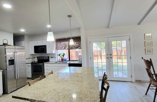 6 guest and pets. Next to Plano, Richardson and UTD