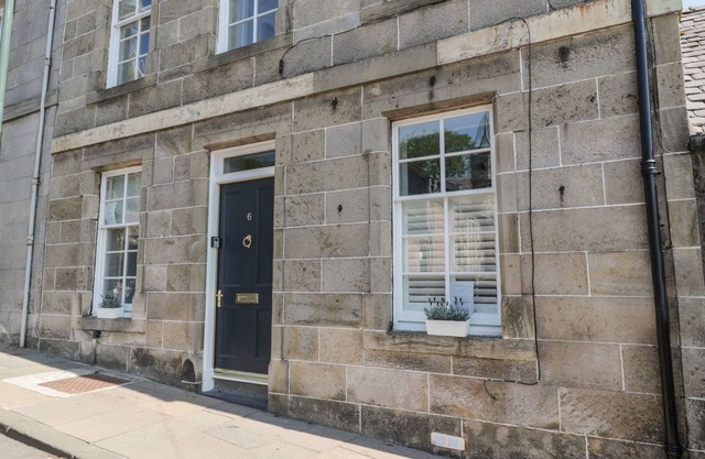 6 KIRKSTYLE, pet friendly, character holiday cottage in Biggar