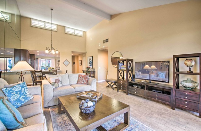 6 Mi to El Paseo: Gem w/Pool Access!