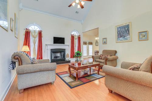 6 Mi to Southern Belle Farm Home with Patio!
