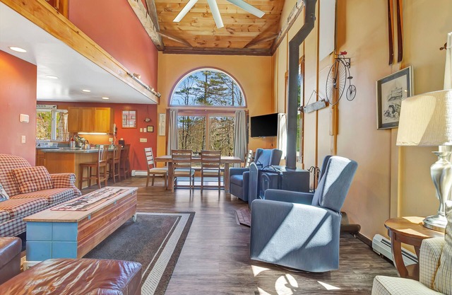 6 min from Stratton, King beds, dogs OK, jacuzzi tub, wrap around deck!