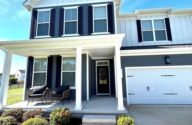 6 Minutes to Beach, 5 Bedrooms, Spacious Yard, Away From Crowds!