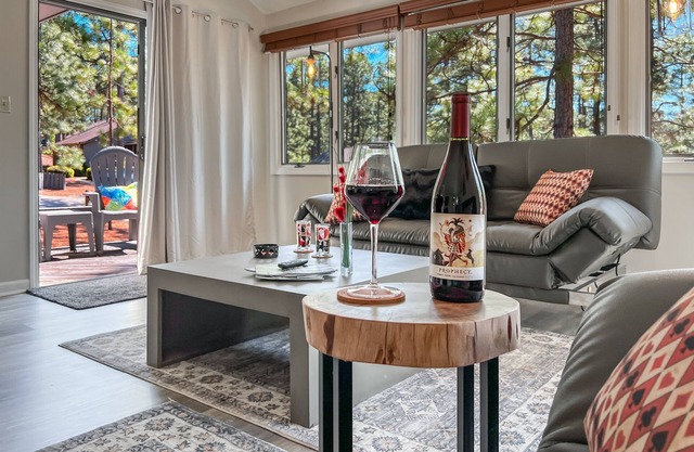 #6 near Village w/King * Pinehurst Brews and Snooze * 4 Beds * EV Charger