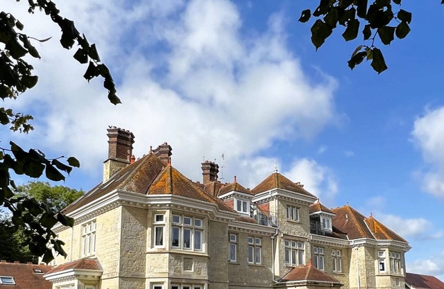 6 Shanklin Manor