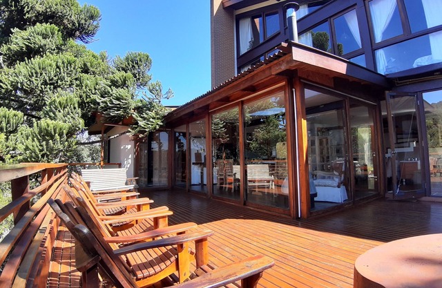 6-suite house in gated community in Campos do Jordão, w/sauna, pool and ofuro. Up to 12
