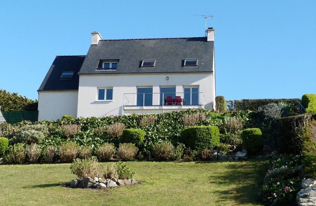622-Ker An Enez,sea view, the beach at the end of the garden
