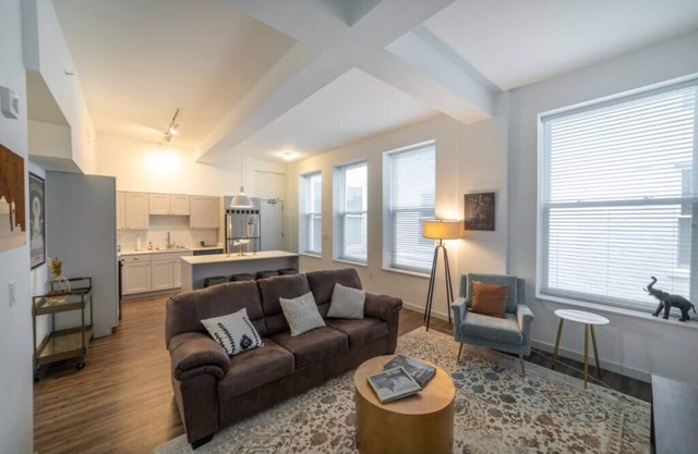 628- 2 Bedroom condo w/king beds/Free parking/downtown