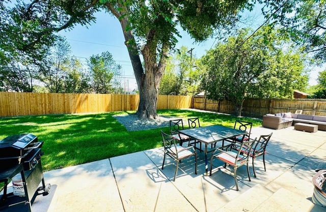 6bdrm/6bath/2Kitchens/2LivingRms/2laundry; Easy access to Downtown and Red Rocks