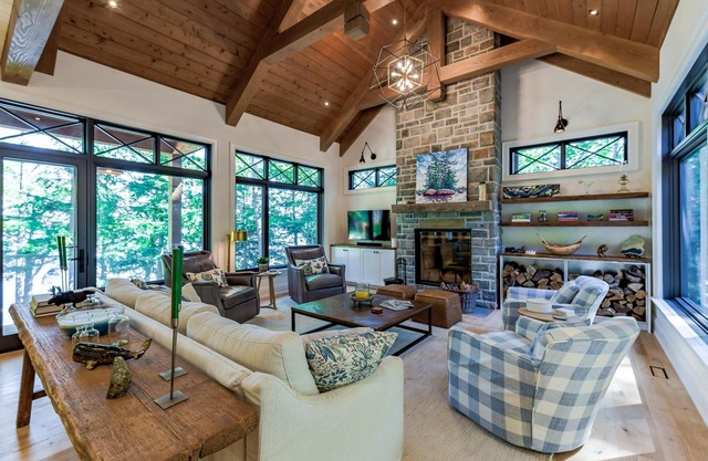 7 bed 6 bath oasis on Lake Muskoka! Boathouse + Bunkie!
