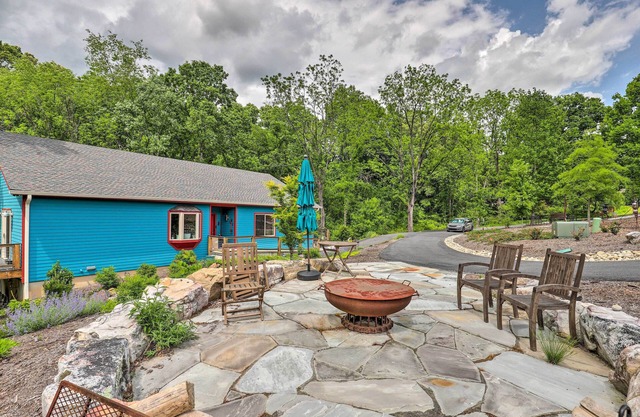 7 Mi to Dtwn Asheville: Apartment w/Patio