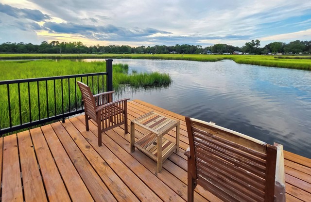 7 Mi to Dtwn Jacksonville: Riverfront Home w/Deck
