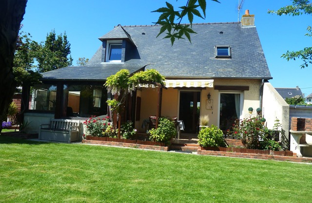 700m from St Malo beach: beautiful, quiet villa with garden