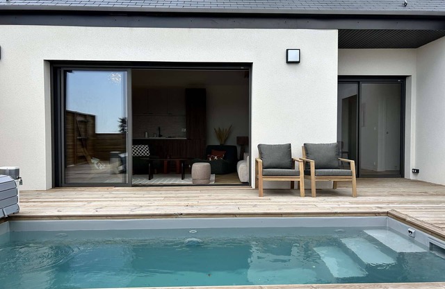 766 - Modern house with private pool.