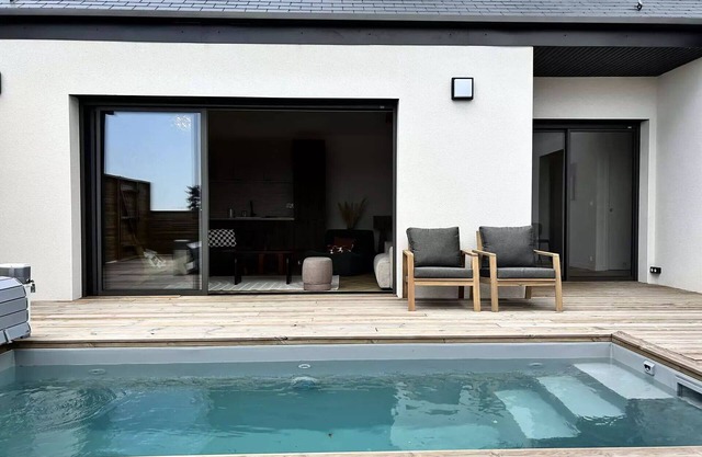 766 - Modern house with private pool.