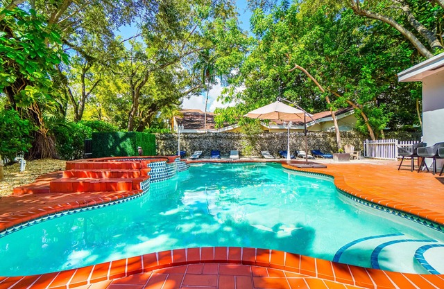 7BR 5BA Dream: Sleeps 15, Pool, Hot Tub, Wi-Fi, TVs, Gated Parking