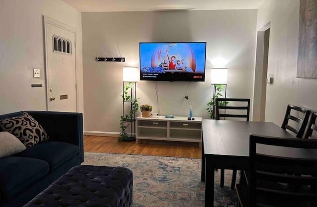 7mins to Lincoln Memorial, 5bd House, Parking,WiFi
