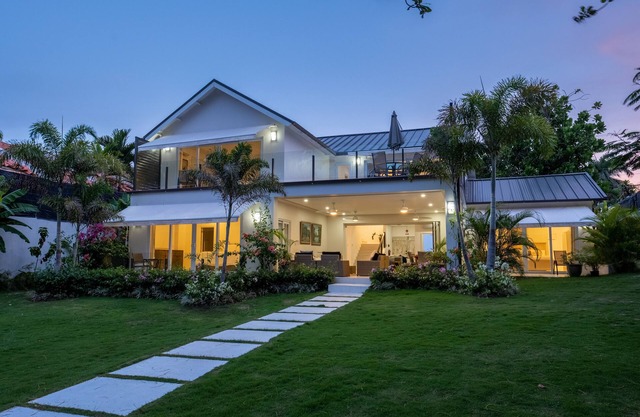 8 Bedroom Luxury Villa - Absolute Seaside Property