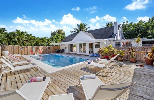 8 Bedroom-resort UP TO 22 GUESTS 5 minute-drive to the OCEAN