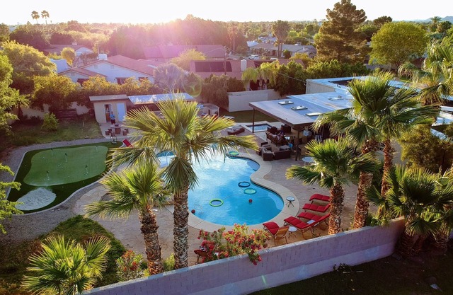 8 Bedrooms, 12 beds, pool, hot tub,putting green, pool table, ping pong, bbq