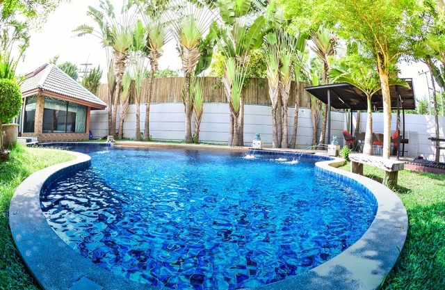 8 Beds Tawanron Villa with private pool.