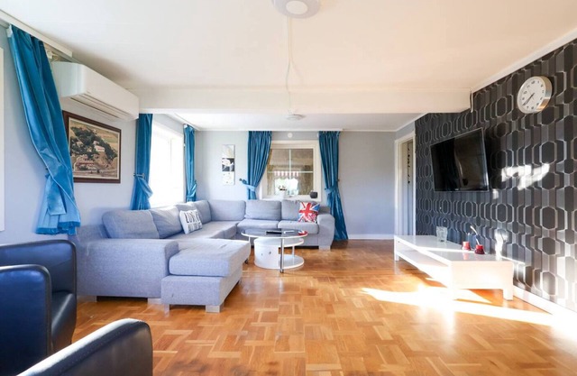 8 guests, free parking & wifi
