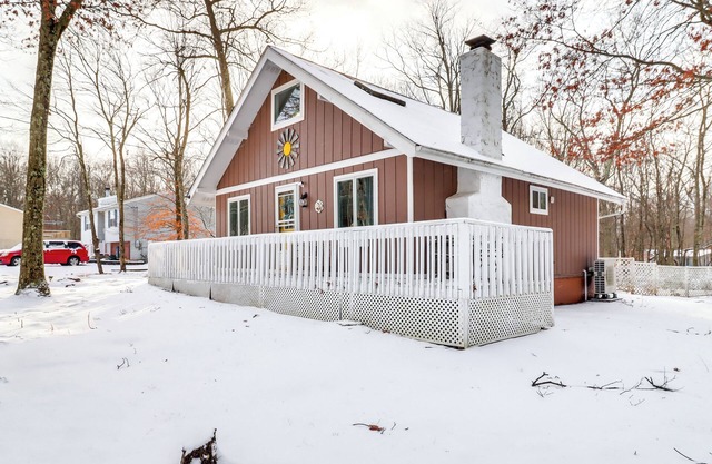 8 Mi to Big Boulder Mountain: Cabin w/Decks!