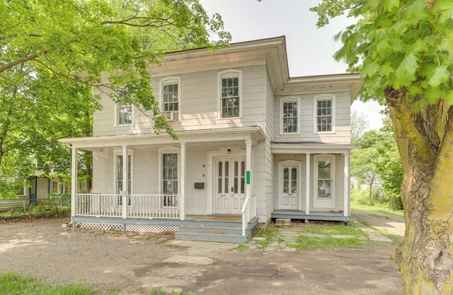 8 Mi to Keuka Lake: Walkable Apartment in Bath
