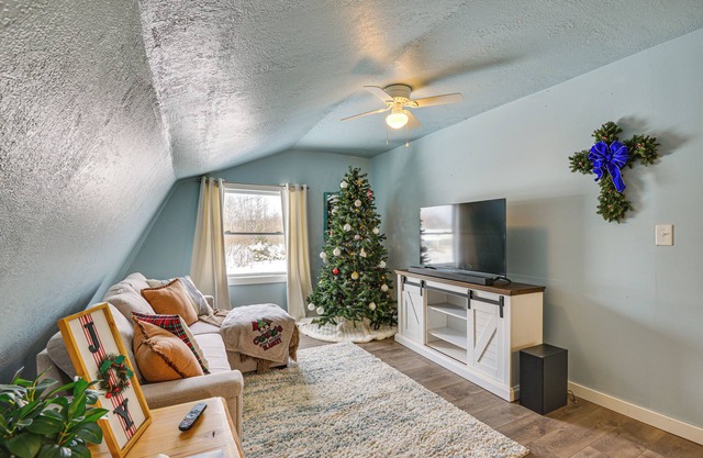 8 Mi to Lake Ontario: Pet-Friendly Apt w/Deck!