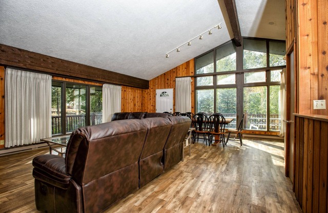 8 miles from Yellowstone! Fireplace, 2 decks, gas grill, Starlink & Smart TV