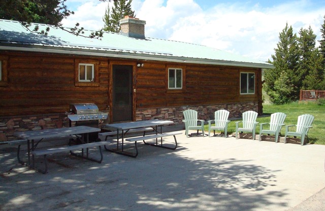 8 miles from Yellowstone! Parking area for toys! Fireplace, Gas Grill, Smart TV