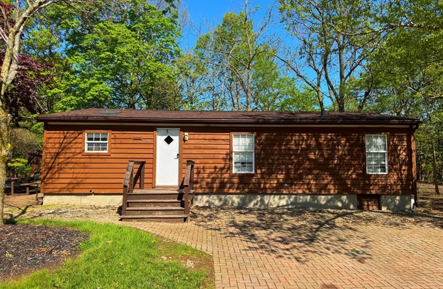 8-Person Home at the Put-in-Bay Island Club - 3 BR, 2 BA, parking - IC99