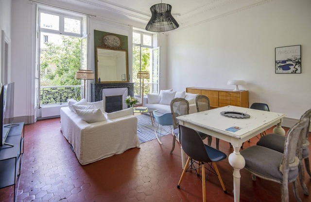 80m² with garden view near the Old Port