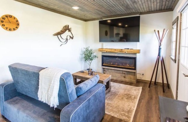 88888 Pickleball Ranch - Guesthouse 2-private jacuzzi-minutes from First Monday!